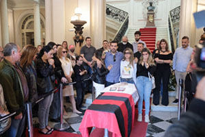 Esposa e filhos se despedem do ex-vereador Bencardino no saguão do Palácio Pedro Ernesto