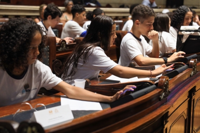 Alunos da Câmara Juvenil votam projetos em sessão no Palácio Pedro Ernesto